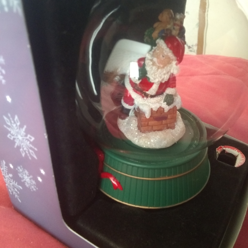 Christmas Eve Holiday Radiance Santa Snow Globe